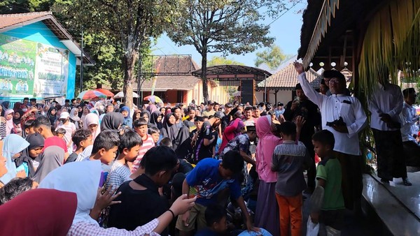 Tradisi Tebar Koin Rp25 Juta di Ponorogo, Warisan Leluhur yang Menyatukan Warga