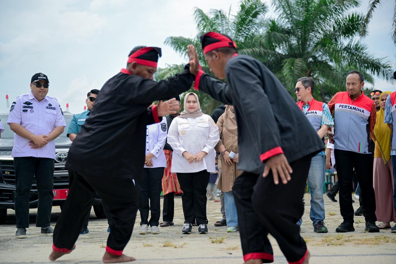 Bupati Bengkalis Kasmarni Buka Festival Kemerdekaan dan Pacu Sampan Desa Wisata Balai Pungut